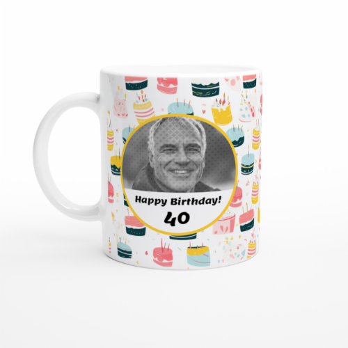 Hrnek s narozeninovým dortem a fotkou